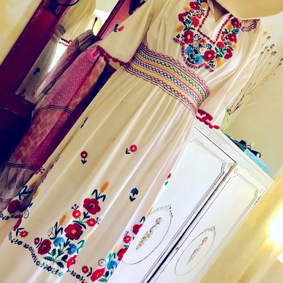 This one is a beauty! Vintage Hungarian embroidered ethnic BoHo peasant dress - Picture 3 of 11